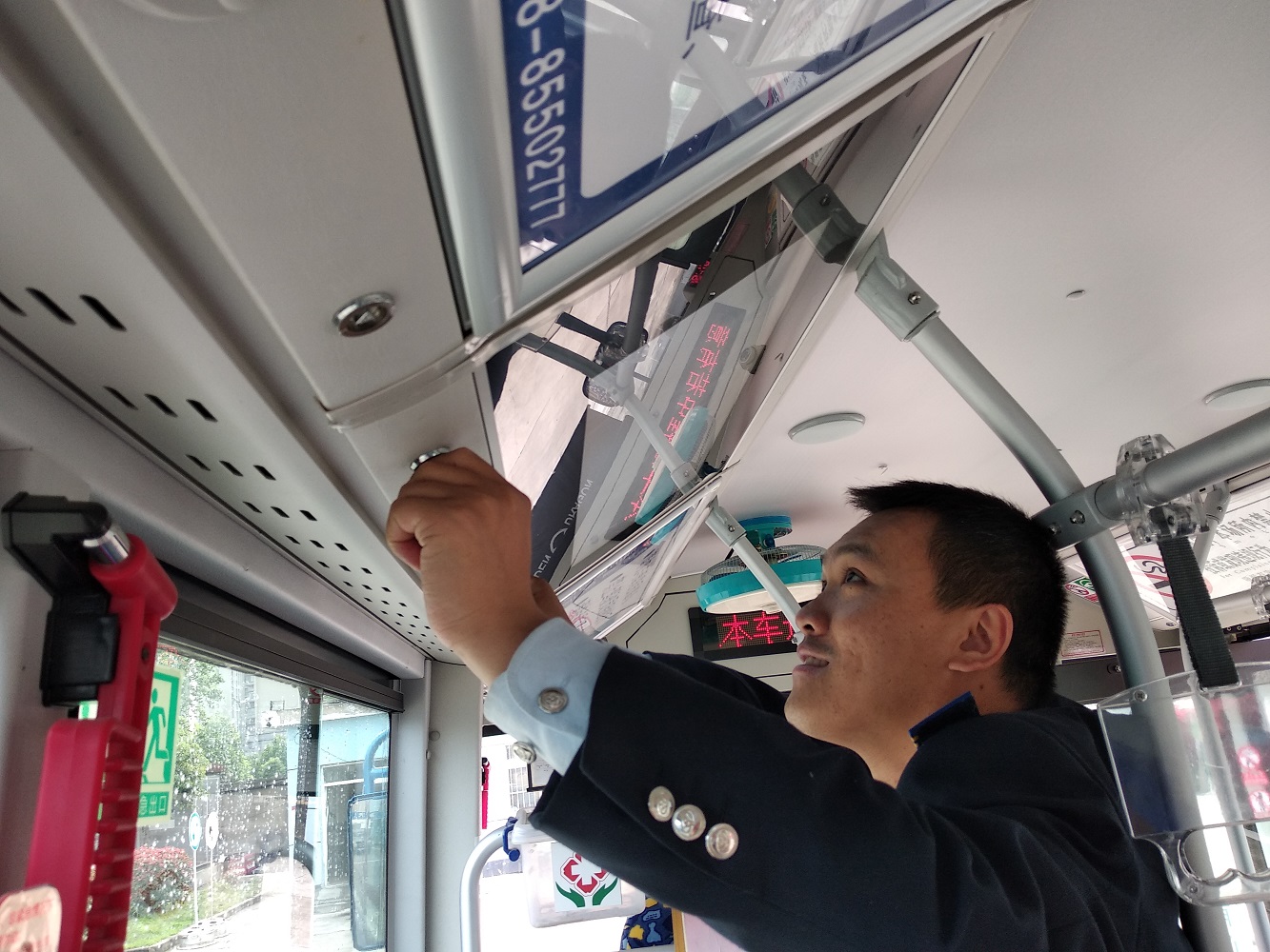 公交集團(tuán)信息中心全面做好“八條禁令”視頻宣傳播報(bào)工作